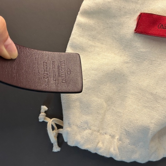 Valentino Garavani, Reversible V - logo belt